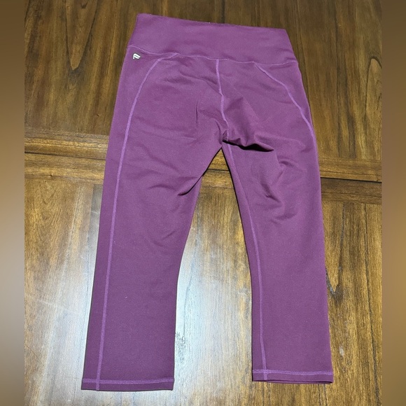 Fabletics Power Hold Women M Eggplant Cropped Athletic Pants Capri - Picture 10 of 10